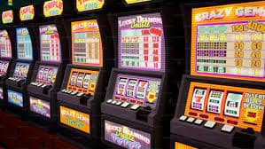 Progressive Jackpot နှင့် Free Spins စလော့များ